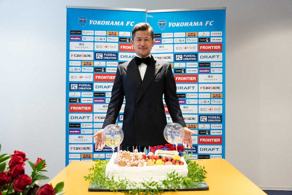 54歳の誕生日を迎え、タキシード姿でポーズを決める横浜FCのカズ（C）YOKOHAMA　FC