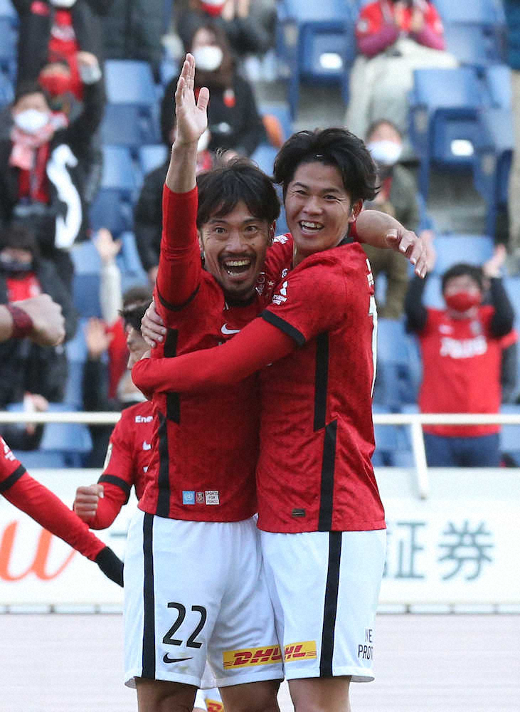 ＜浦和・FC東京＞後半29分、ゴールを決めた浦和・阿部（左）は伊藤敦と喜ぶ（撮影・西海　健太郎）