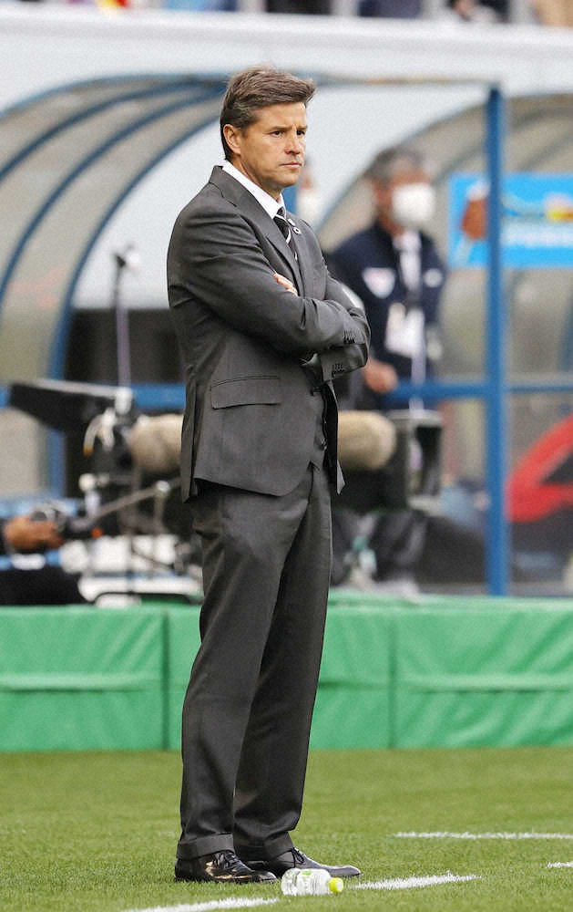 後半、試合を見守る浦和・ロドリゲス監督