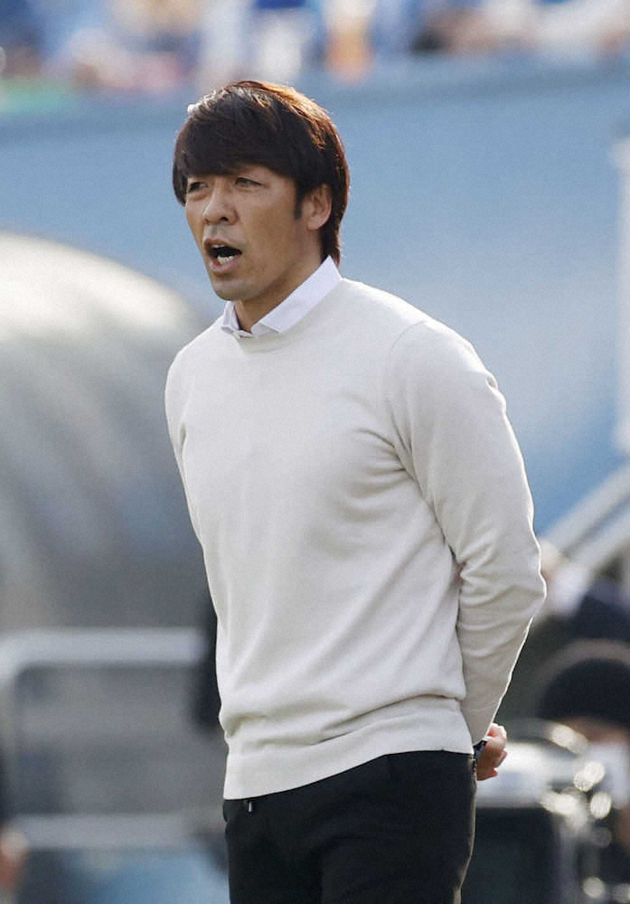 前半、試合を見守る横浜FC・下平監督