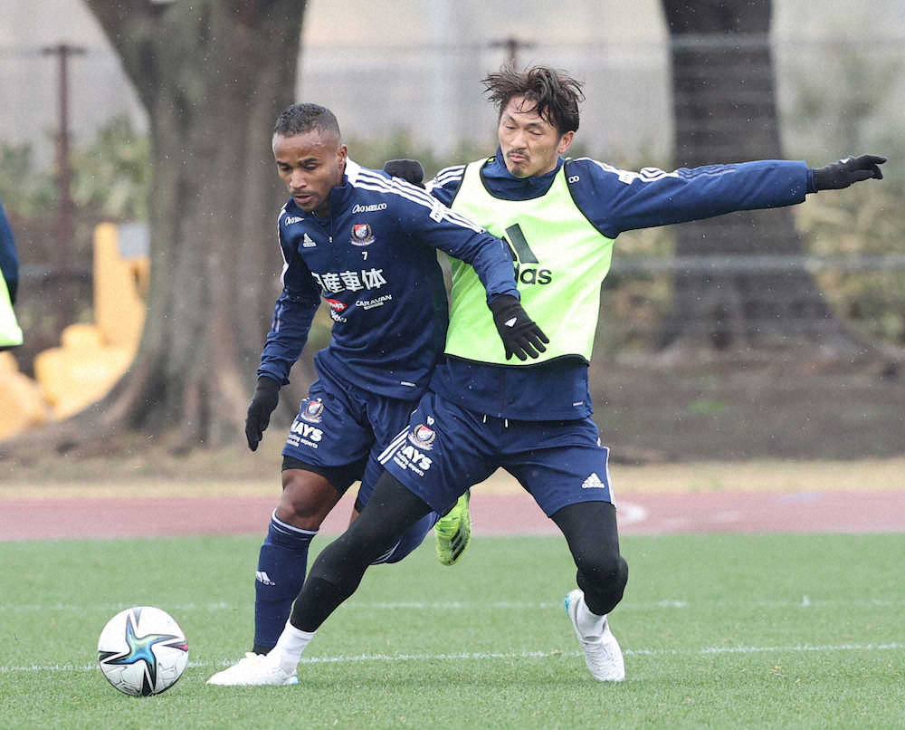 練習で競り合う横浜・エウベル（左）と実藤