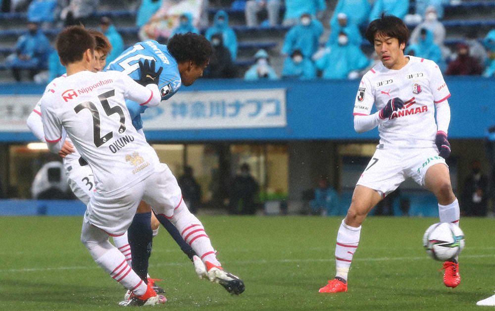 ＜横浜FC・C大阪＞後半、同点弾を決めるジャーメイン（左から2人目）（撮影・光山　貴大）