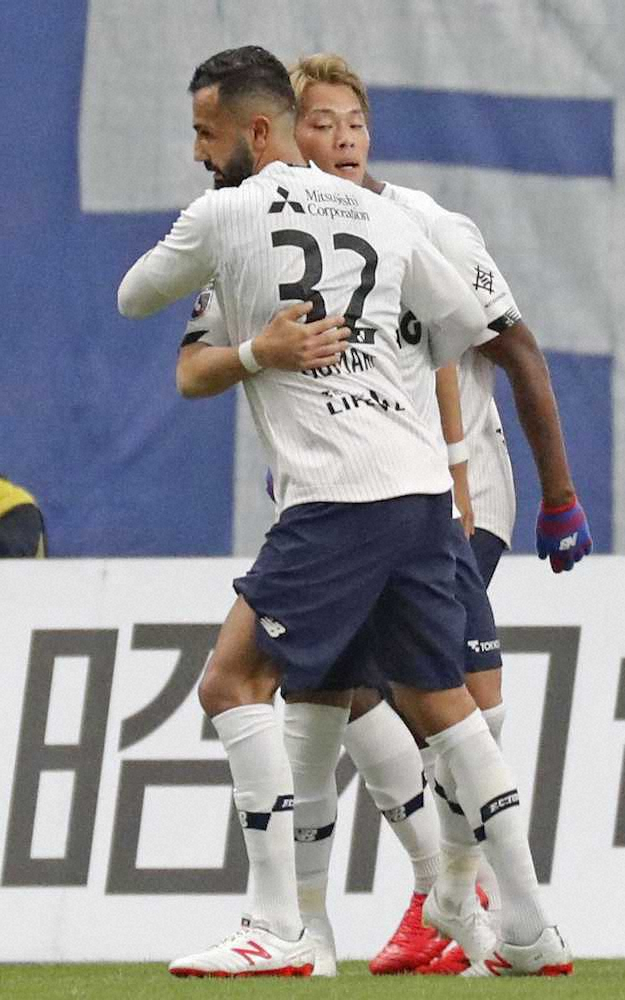 前半、先制ゴールを決め、ジョアンオマリ（左）に祝福されるFC東京・渡辺凌