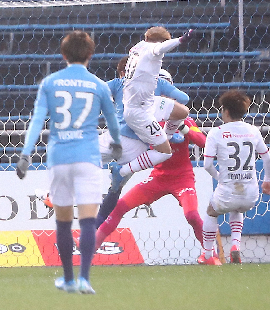 横浜ｆｃ ｃ大阪 後半15分 松田陸のクロスに飛び込み勝ち越し弾を決める大久保 中央 スポニチ Sponichi Annex サッカー