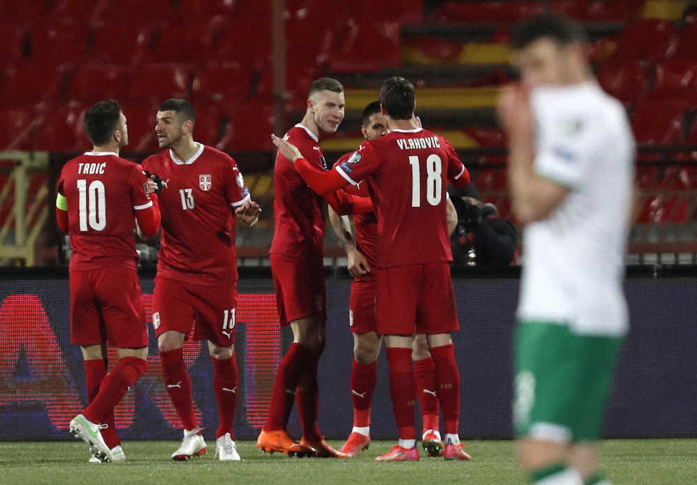セルビア アイルランド ミトロビッチのゴール後 喜び合うセルビアの選手たち Ap スポニチ Sponichi Annex サッカー