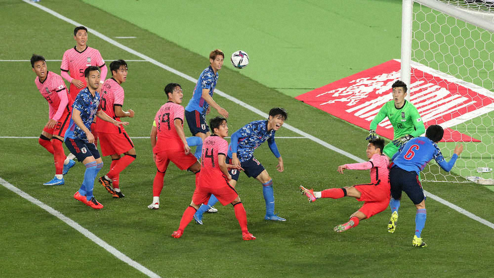 日本 韓国 前半 ゴール前で競り合う両チームイレブン 撮影 西海健太郎 スポニチ Sponichi Annex サッカー