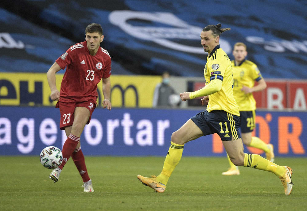＜スウェーデン・ジョージア＞ボールを追うスウェーデン代表FWズラタン・イブラヒモビッチ（右、AP）