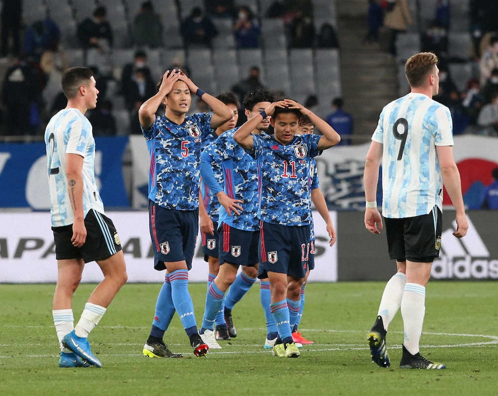 ＜U－24日本代表・U－24アルゼンチン代表＞試合終了後、悔しそうな表情の久保（右から2人目）