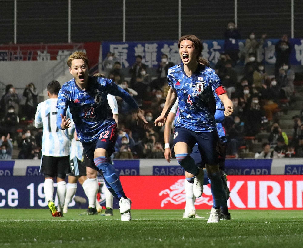 ＜U－24日本代表・U－24アルゼンチン代表＞後半、板倉（右）が自身1点目のゴールを決め、瀬古（左から2人目）らと喜ぶ（撮影・西海健太郎）