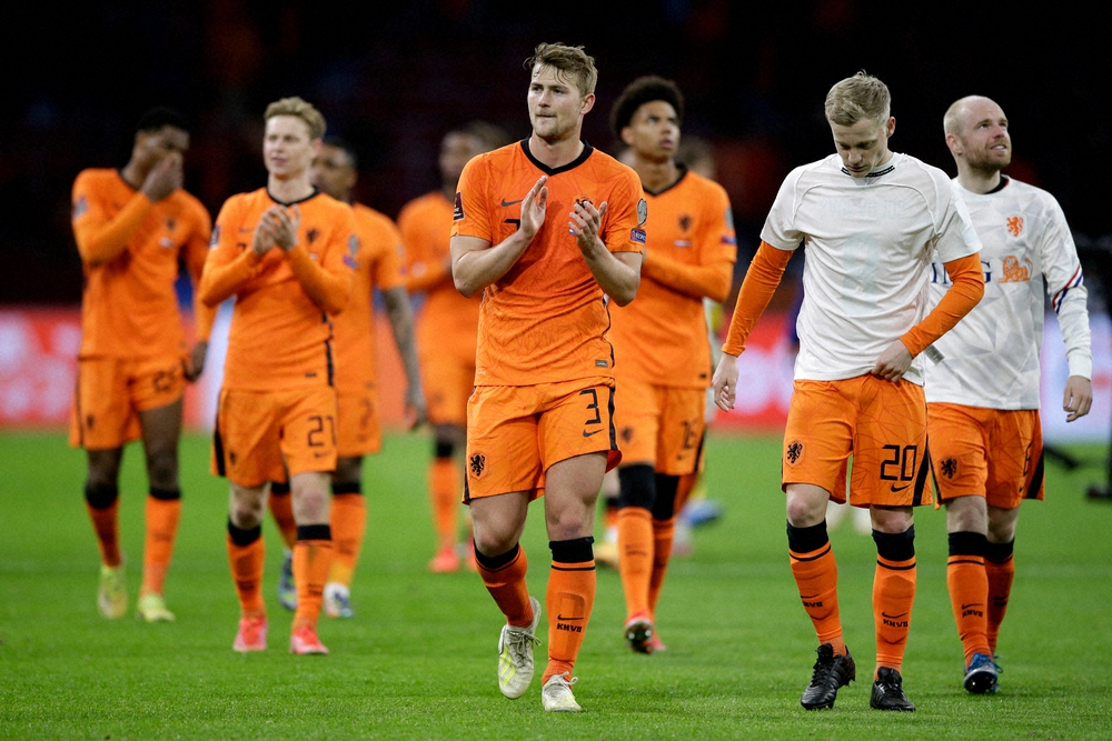 W杯欧州予選を戦うDFデリフト（中央3番）らオランダ代表イレブン（AP）