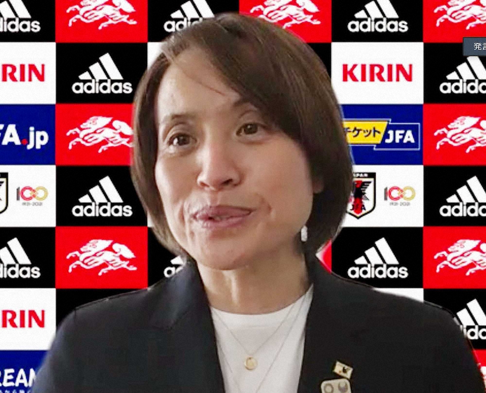サッカー女子日本代表候補の合宿を打ち上げ、オンラインで取材に応じる高倉監督
