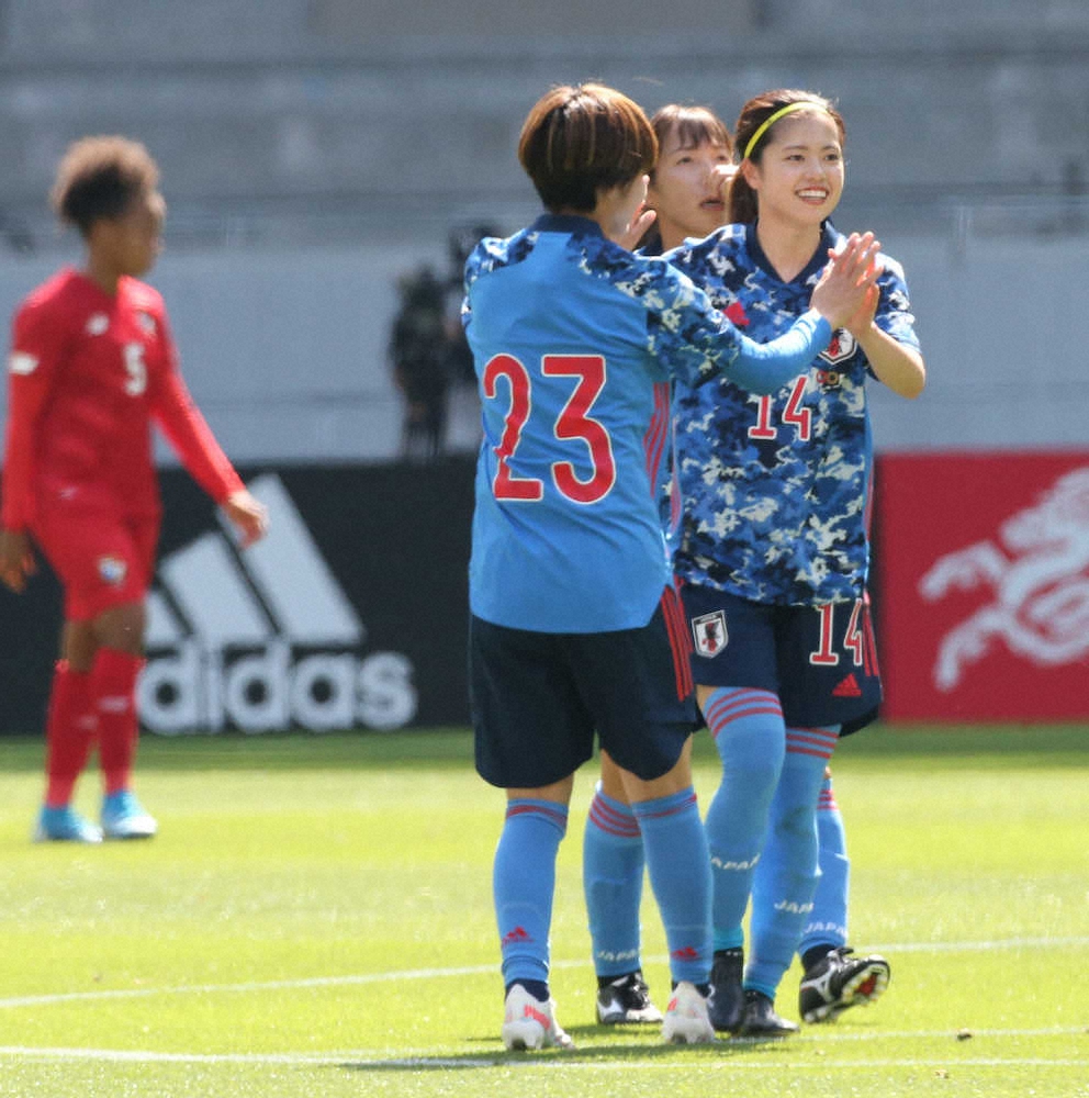 ＜サッカー女子　日本・パナマ＞前半、長谷川（右）がゴールを決め喜ぶ（撮影・西海健太郎）