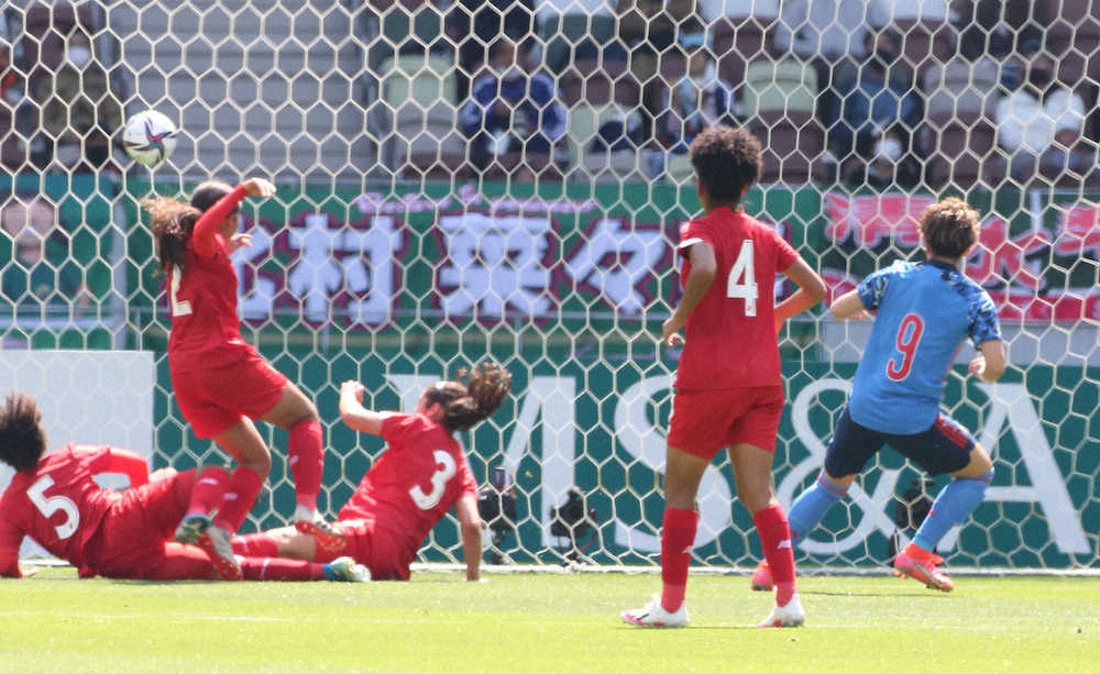 ＜サッカー女子　日本・パナマ＞前半8分、菅沢（右）が自身1得点目のゴールを決める（撮影・西海健太郎）
