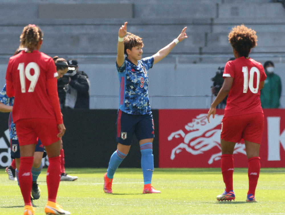 ＜サッカー女子　日本・パナマ＞前半8分、菅沢（中）が自身1得点目のゴールを決め喜ぶ（撮影・西海健太郎）