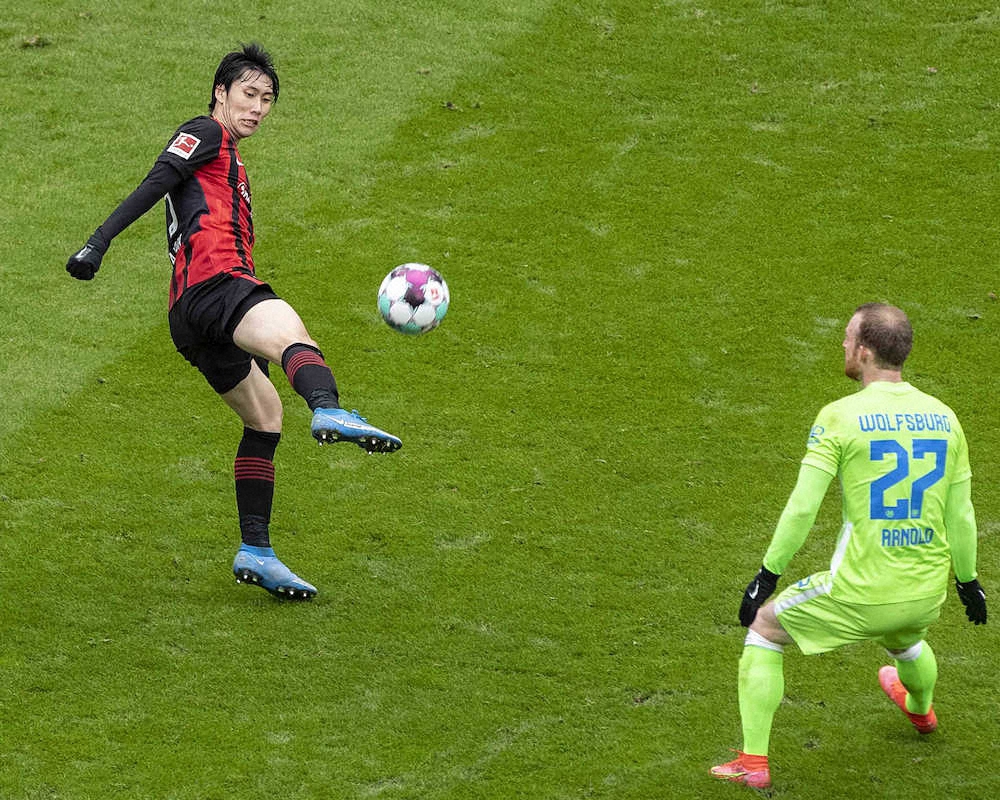 ウォルフスブルク戦でプレーするeフランクフルトの鎌田 左 スポニチ Sponichi Annex サッカー
