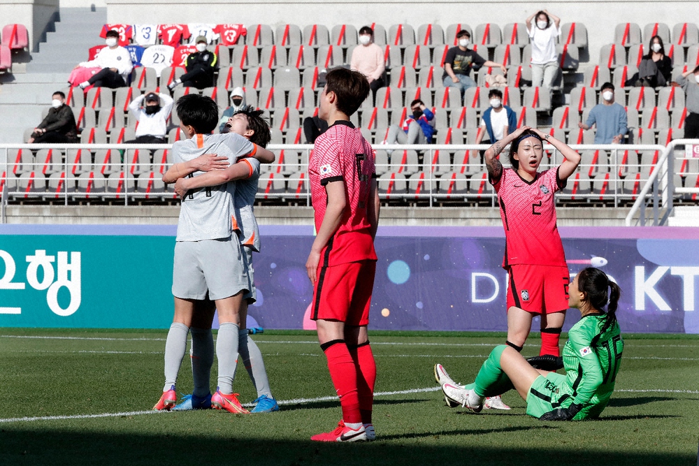 ＜女子サッカー東京五輪アジア最終予選プレーオフ＞8日の第1戦で中国にゴールを許し、落胆する韓国代表イレブン（AP）