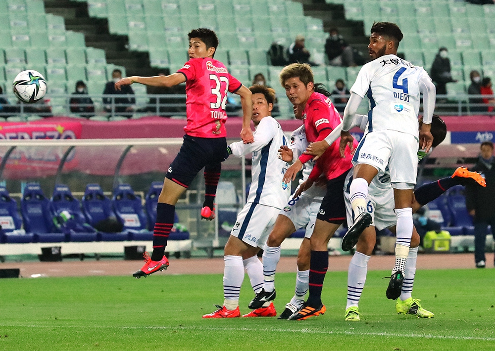 ｃ大阪 徳島 前半34分 藤田のロングスローを進藤 右から2人目 が頭で合わせて同点ゴール 撮影 後藤 大輝 スポニチ Sponichi Annex サッカー