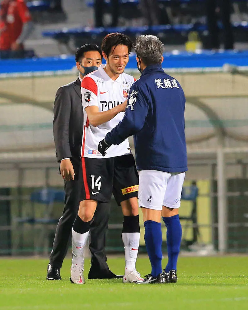 ＜横浜FC・浦和＞試合後、2得点の杉本はカズ（右）から祝福される（撮影・篠原岳夫）