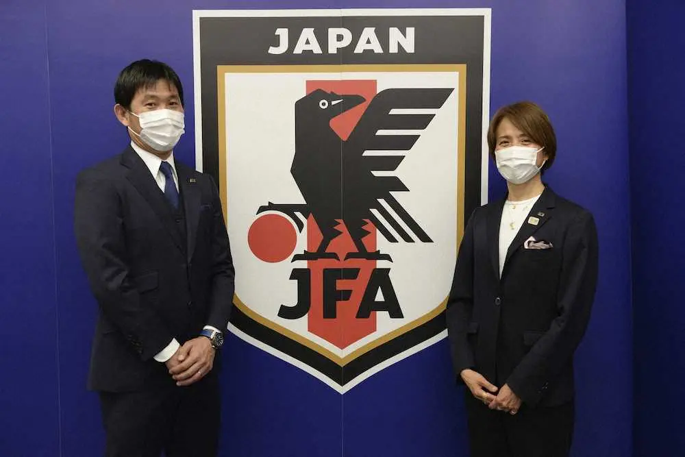 抽選をともにJFAハウスで見守った森保監督（左）と高倉監督（日本サッカー協会提供）