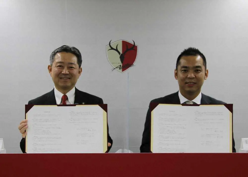 包括連係協定の締結式に出席した（左から）鈴木市長、小泉社長（行方市提供）