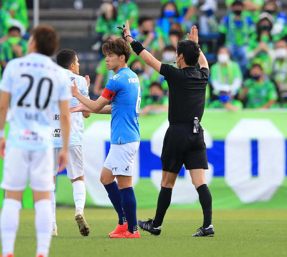 ＜横浜FC・湘南＞前半、湘南のゴールはVARで取り消される（撮影・篠原岳夫）