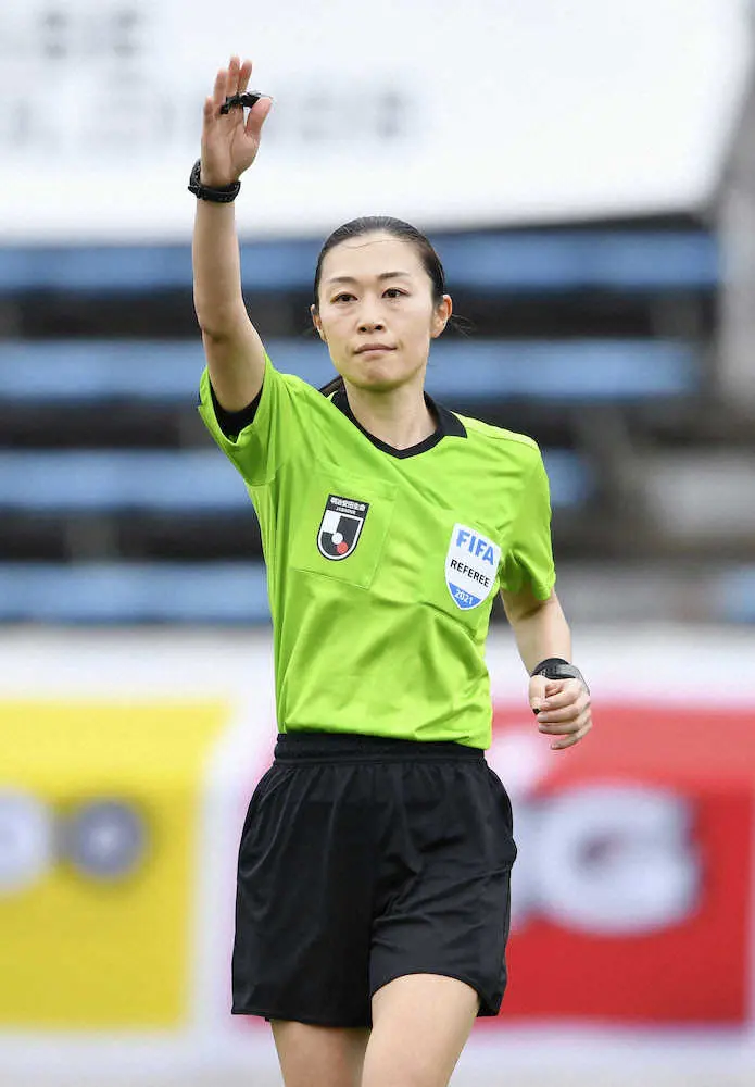 サッカーJ3のYS横浜―宮崎戦で、女性主審として初めてJリーグの試合を担当した山下良美審判員（C）JFA
