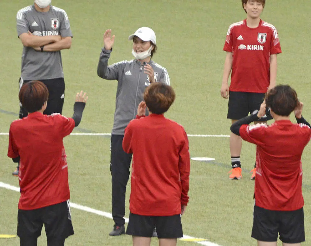 選手に声をかけるサッカー女子日本代表の高倉監督