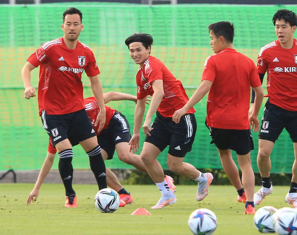 ＜日本代表練習＞ボール回しをする（左から）吉田、南野、久保、遠藤航
