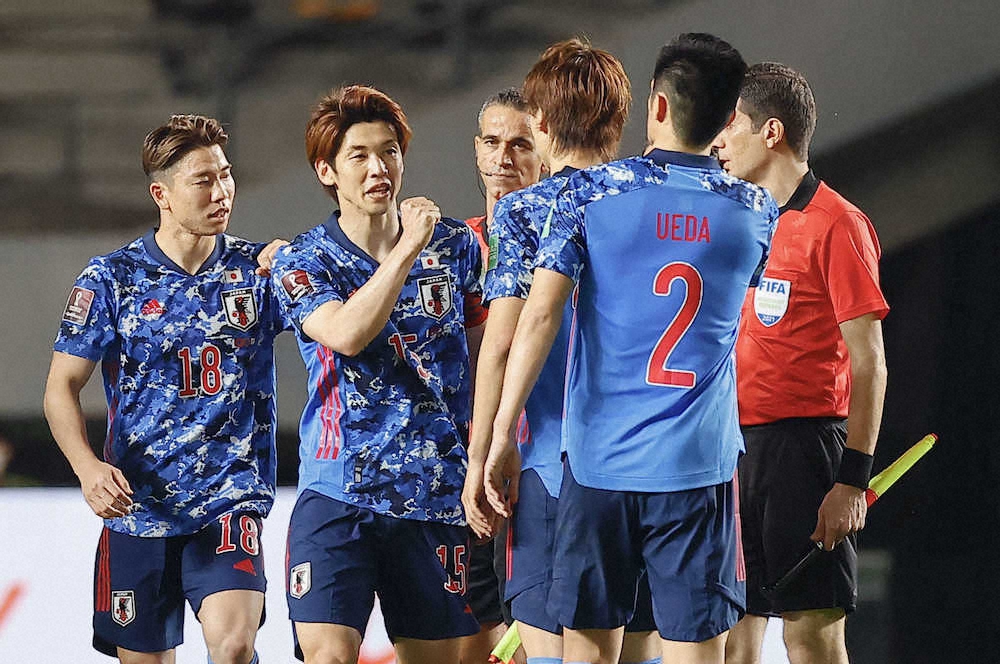 ＜日本・ミャンマー＞W杯最終予選進出を決め、タッチを交わす（左から）浅野、大迫ら日本イレブン
