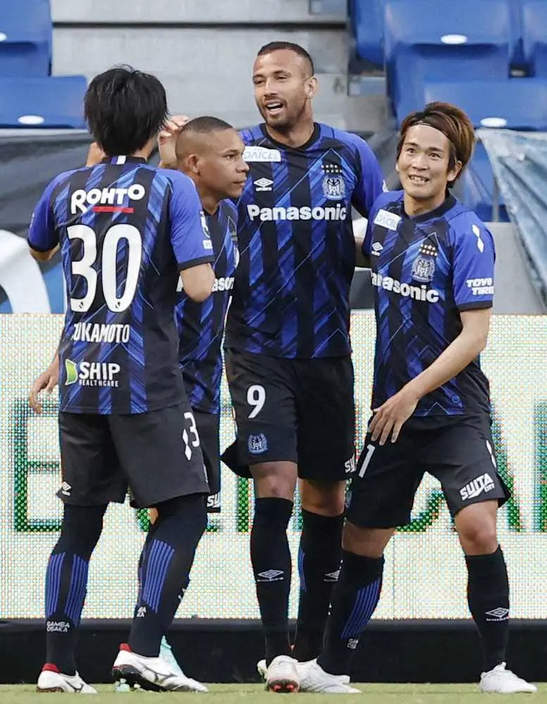 G大阪―横浜FC　後半、2点目のゴールを決め、喜ぶG大阪のレアンドロペレイラ（9）ら＝パナスタ
