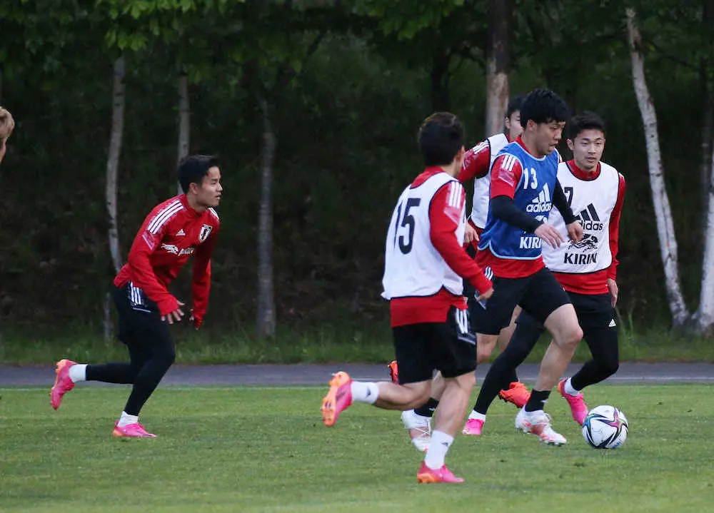 ＜U24日本代表練習＞ボールをキープする遠藤航（右から2人目）（左は久保）（撮影・西海健太郎）