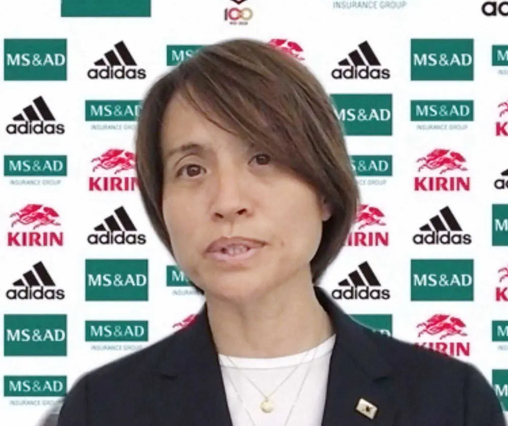 オンラインで記者会見するサッカー女子日本代表の高倉監督