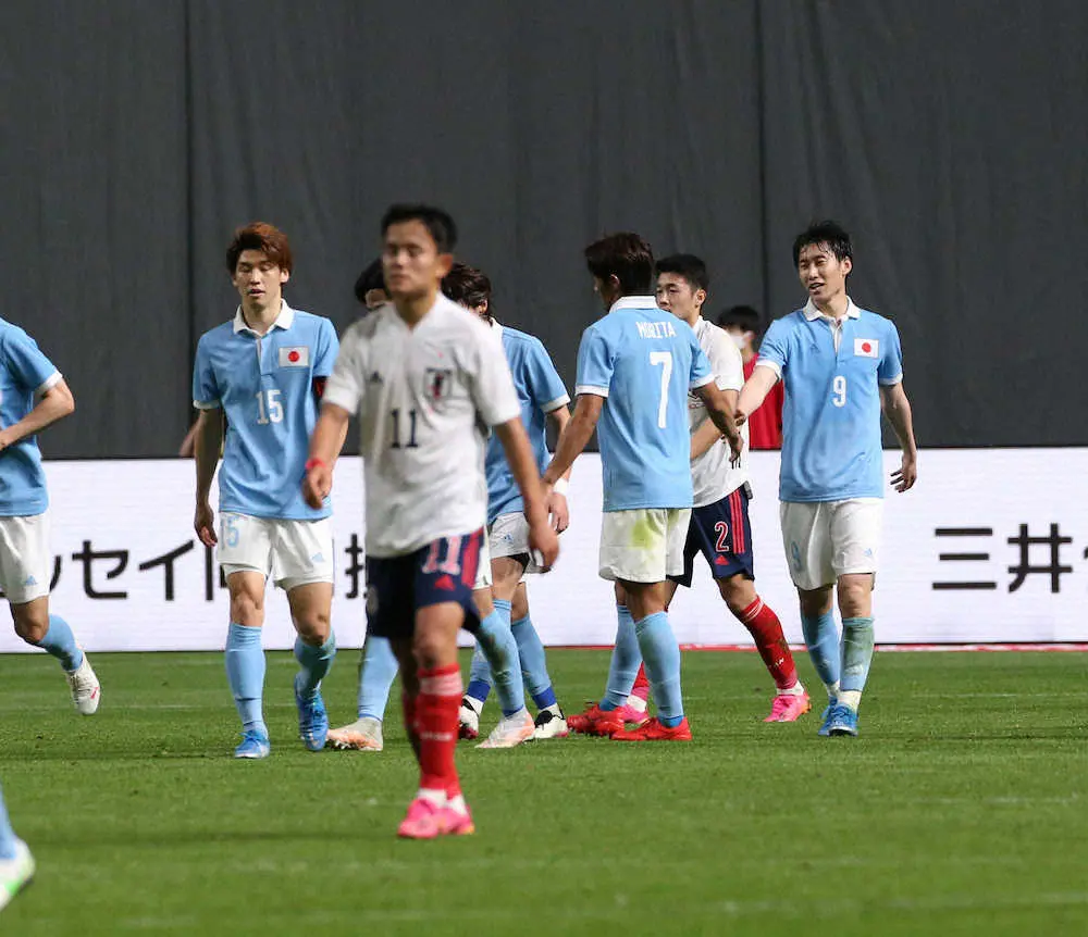 ＜サッカー日本代表・U－24日本代表＞前半、ゴールを決めた鎌田（右）とガックリの久保（11）（撮影・西海健太郎）