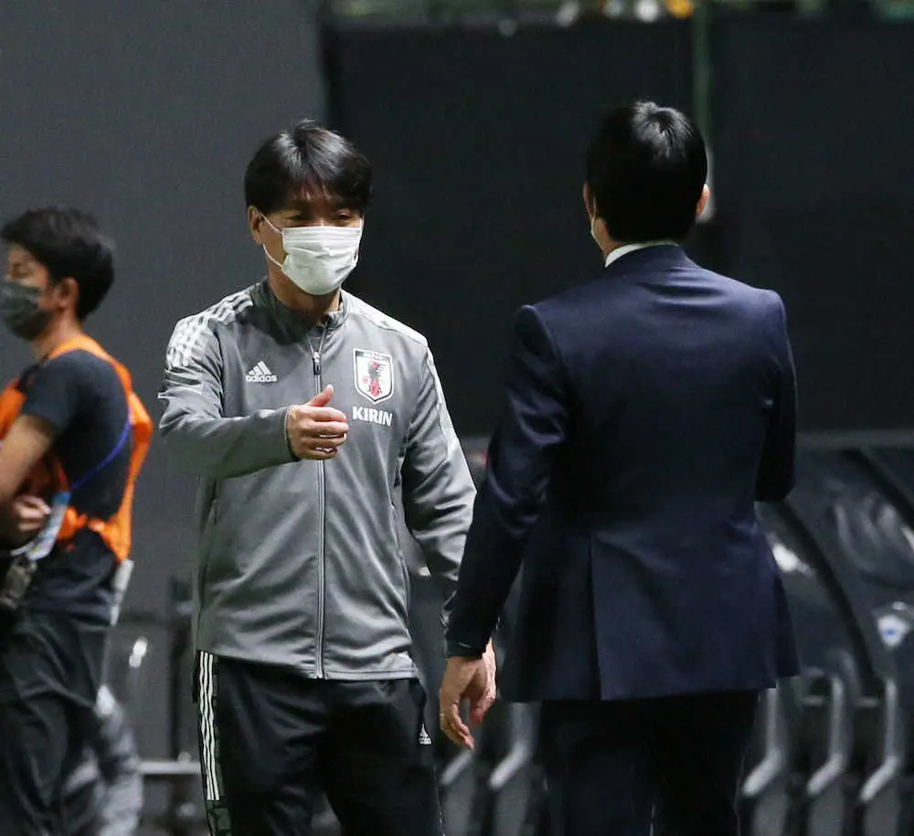 ＜日本・U－24＞試合終了後、話をする横内監督代行（左）と森保監督　（撮影・西海健太郎）