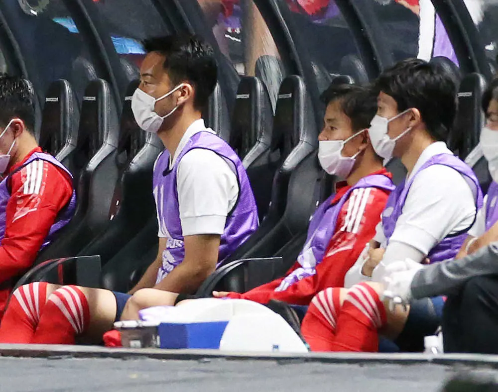（資料）3日に行われた日本・U－24の試合の後半、並んでベンチに座る吉田麻也（左）と久保建英（中）（撮影・西海健太郎）