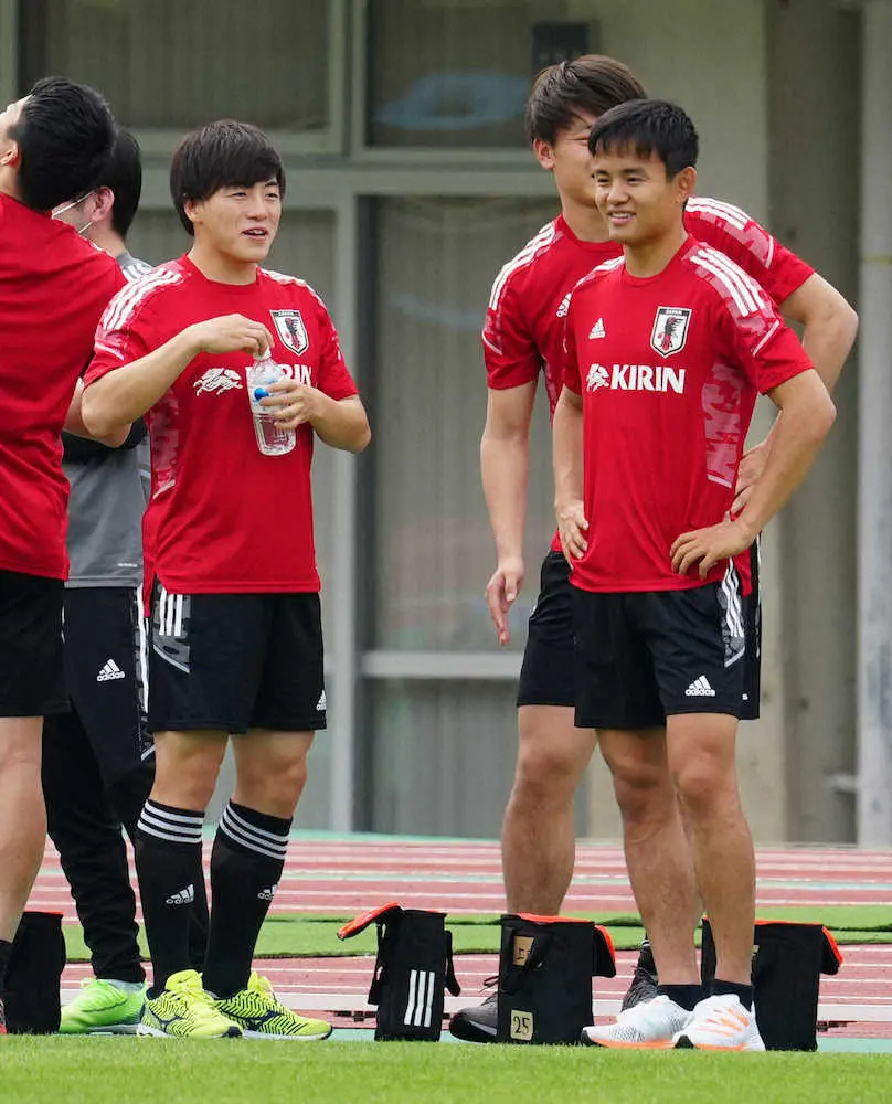 ＜U－24日本代表練習＞笑顔で練習する久保（右）と相馬（左）＝撮影・小海途　良幹