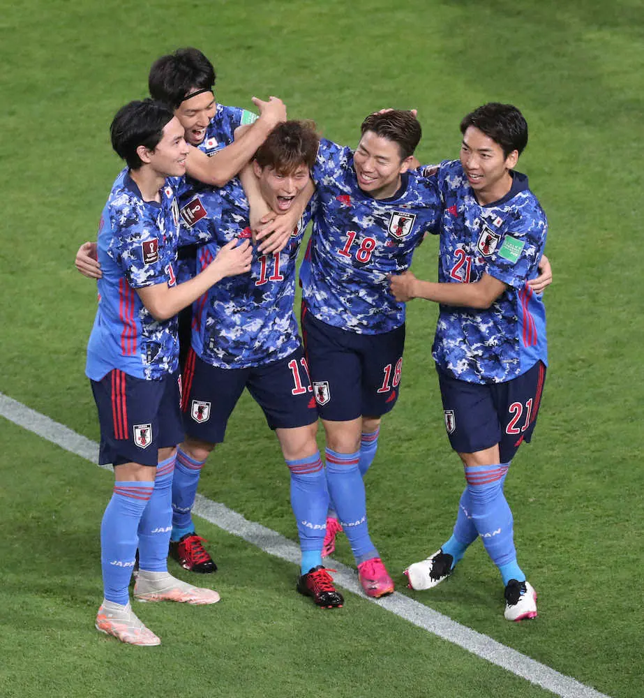 【画像・写真】古橋亨梧　国際Aマッチ初先発で開始6分弾　興国高同級生の南野拓実が祝福