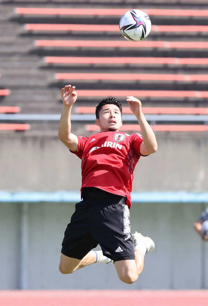 ヘディングをするu 24日本代表の中山 撮影 小海途 良幹 スポニチ Sponichi Annex サッカー