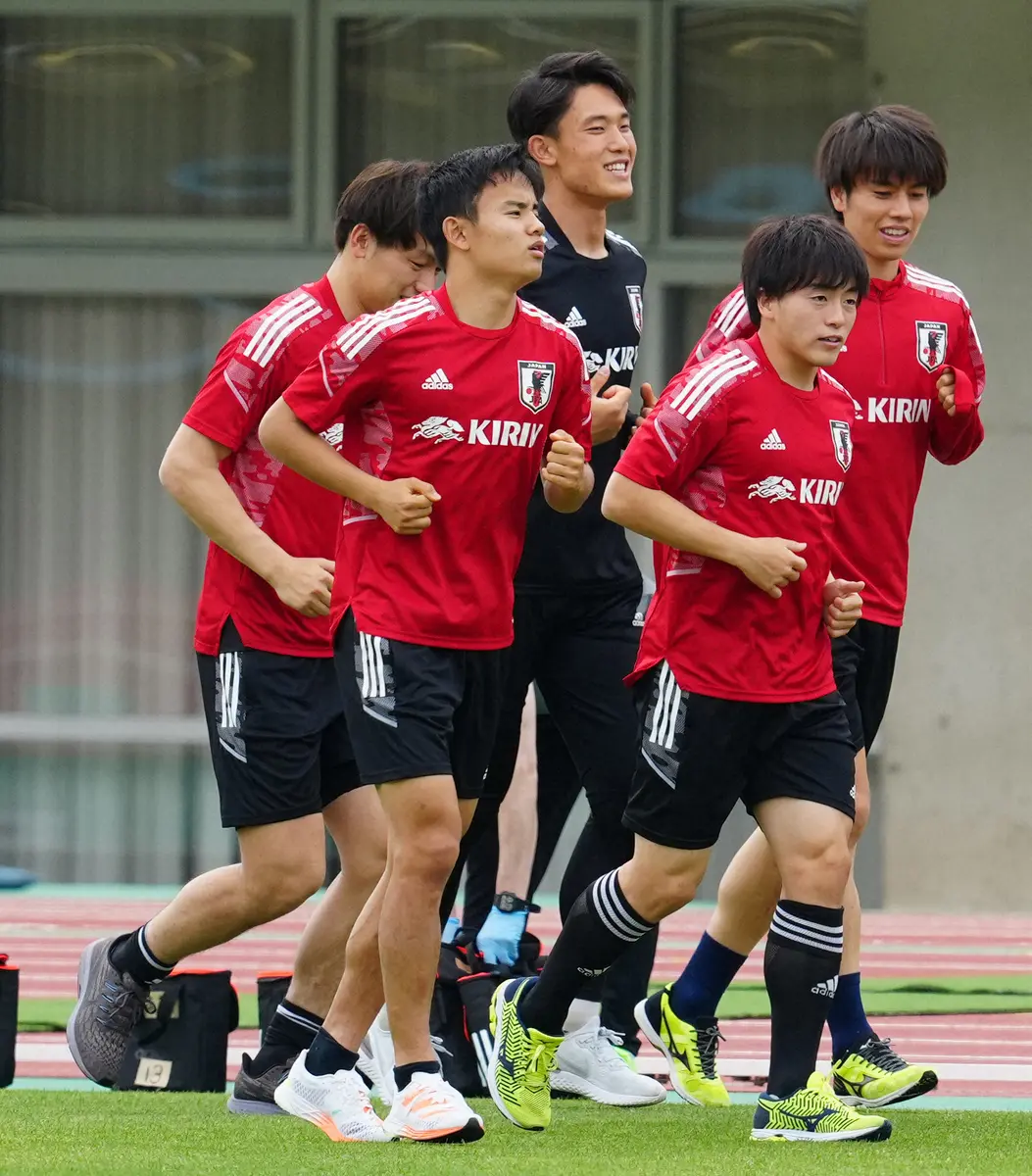 ＜U－24日本代表練習＞ランニングをする（左から）上田、久保、谷、相馬、田中（撮影・小海途　良幹）