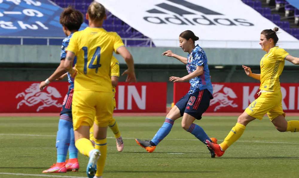 ＜サッカー女子日本代表・ウクライナ代表＞前半5分、この日自身1得点目のゴールを決めた塩越（右から2人目）（撮影・西海健太郎）