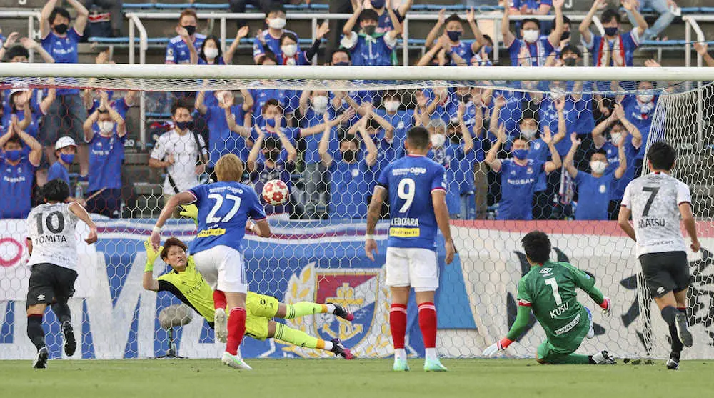 〈横浜M・ホンダFC〉前半、PKで先制ゴールを決めるホンダFCのGK楠本（1）。奥は横浜MのGK梶川
