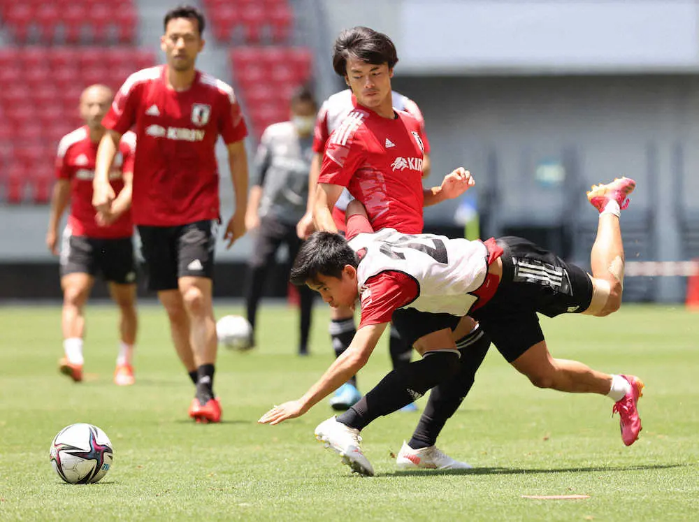 ＜U－24日本代表練習＞ボールを競り合う久保（右）と三笘（同2人目）＝撮影・小海途　良幹