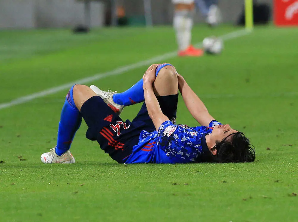 【画像・写真】伊東　宿舎で静養、セルビア戦決勝弾後に負傷交代「1、2日で痛み引く」