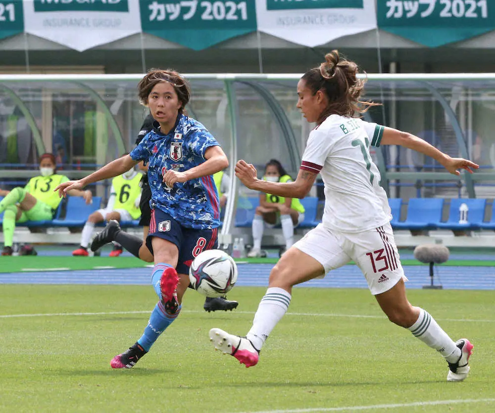 ＜サッカー女子　日本代表・メキシコ代表＞前半、ゴールを決める岩渕（左）（撮影・西海健太郎）