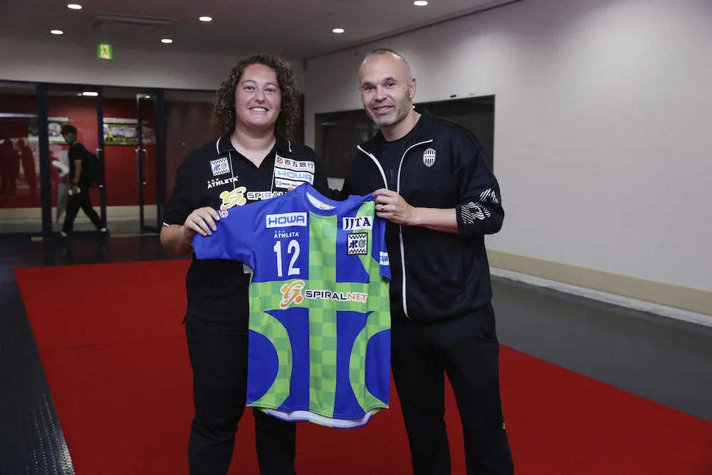 【画像・写真】神戸・イニエスタ&鈴鹿・マルティネス監督　対戦なく終了も試合後に同郷2人で交流