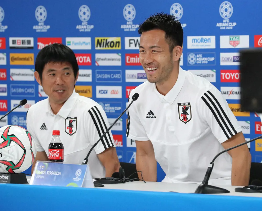 サッカー日本代表の森保監督（左）とDF吉田