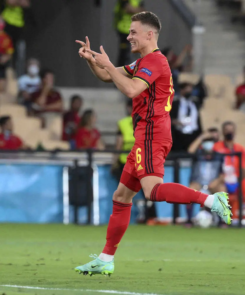 ＜ポルトガル・ベルギー＞ゴールを決めて喜ぶベルギー・アザール（AP）