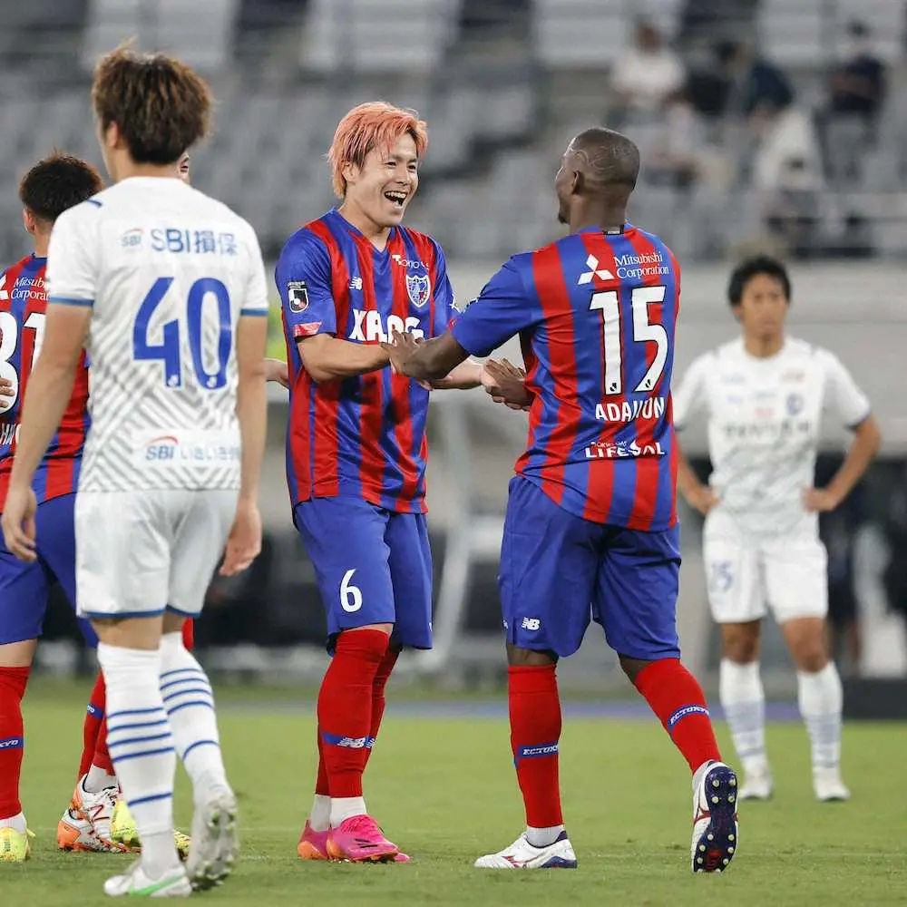 〈FC東京・大分〉後半、チーム3点目のゴールを決め、アダイウトン（15）とタッチを交わすFC東京・小川