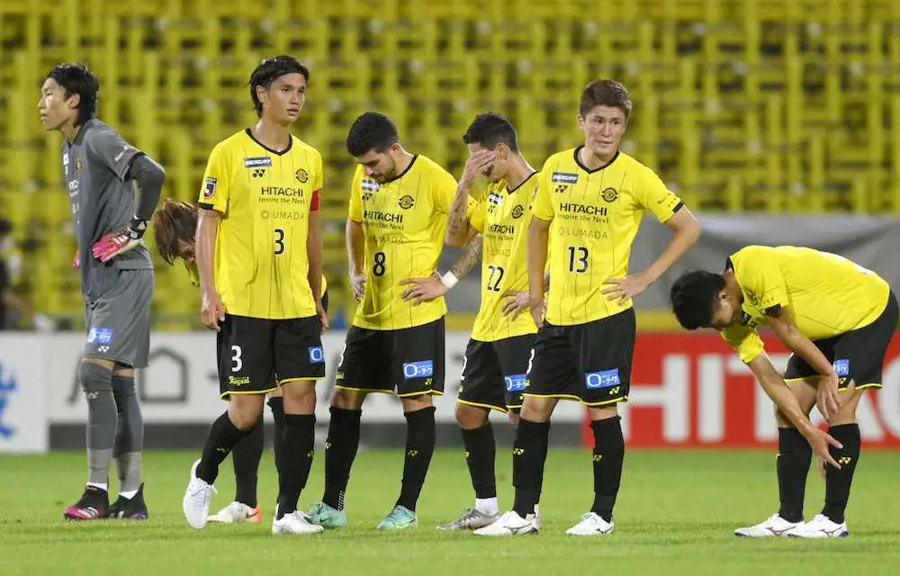 【画像・写真】柏がホームで横浜に敗れる　横浜の退場者による数的優位生かせず