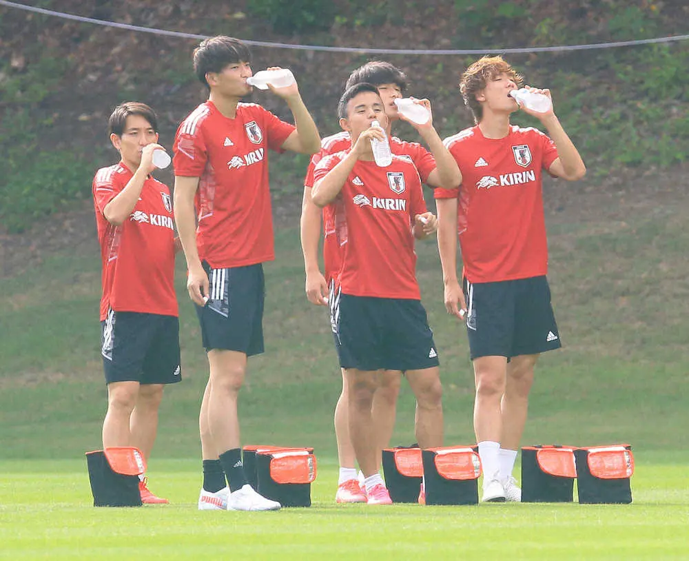 ５日のUー24日本代表練習で並んで給水する（左から）三好、町田、久保、橋岡、板倉